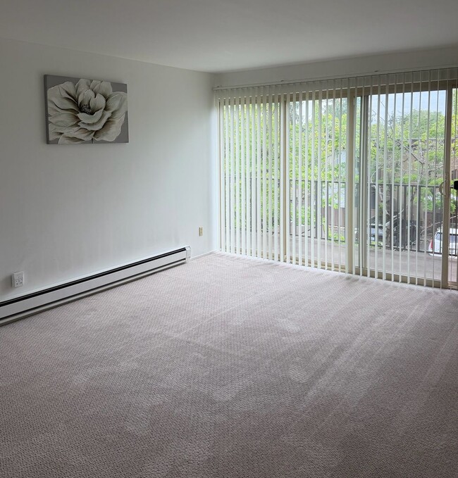 Building Photo - 1 Bed / 1 Bath Houghton condo in Kirkland $1,895/month