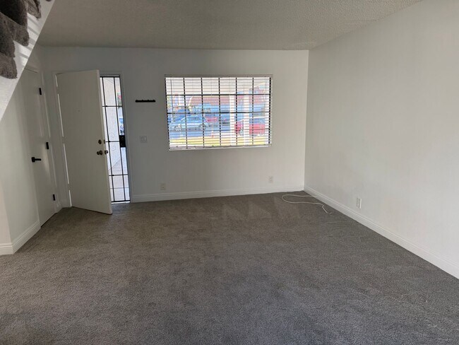 Foto del edificio - Two Story home - Three bedrooms, 2.5 baths near school and shopping