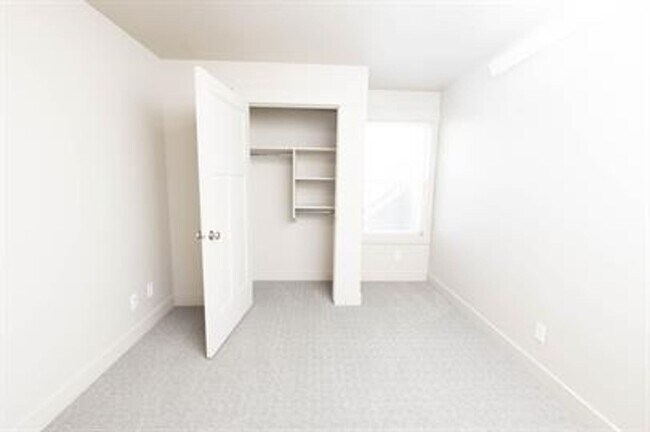 Foto del edificio - 6327 N Freedom Rd