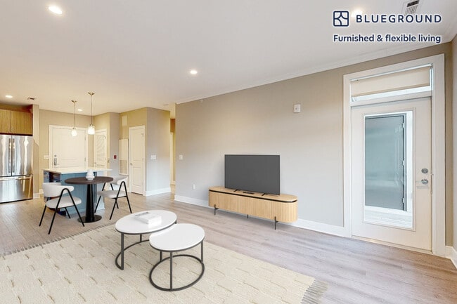 Building Photo - 240 E Shore Rd