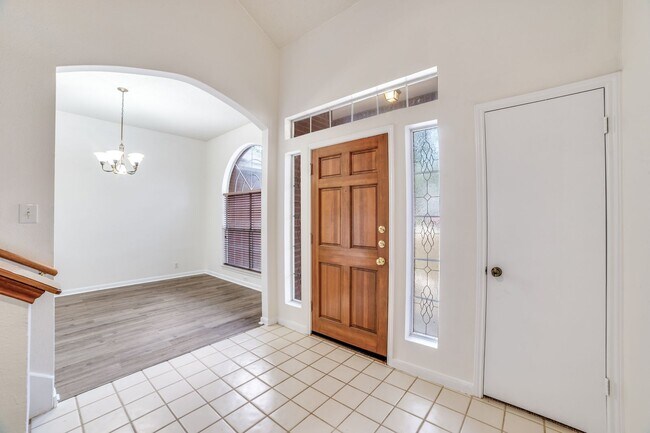Building Photo - Spacious two-story home in established Silver Creek