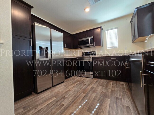 Foto del edificio - Gated~ 3 Bedroom ~ 2 Bath Townhome w/2 Car Garage~MUST SEE!