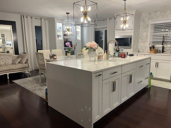 Building Photo - Gorgeous, fully remodeled 5 bed 3 bath centrally located in Great Falls