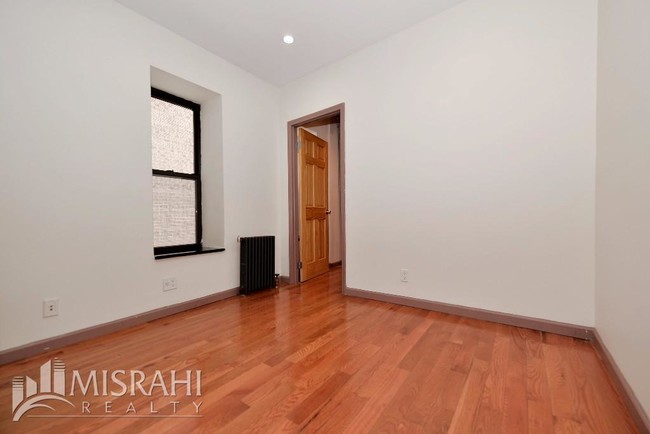 Building Photo - 302 Mott St