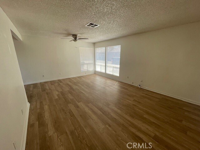 Foto del edificio - 876 W Whittier Ave