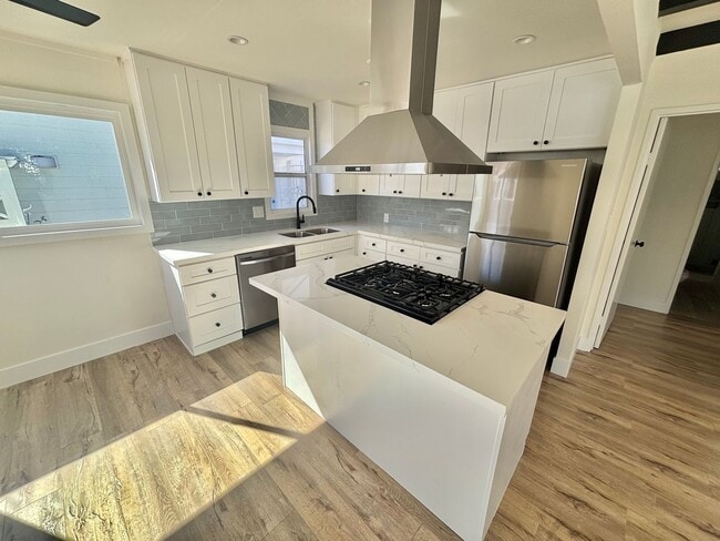 Photo - Fully Renovated 2bd/1ba! Just a block from... Apartment