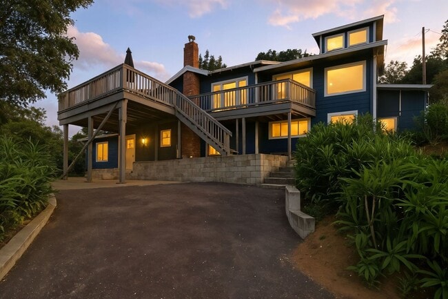 Building Photo - 4 Bed/2.5 Bath Multilevel Home with Amazing Views!