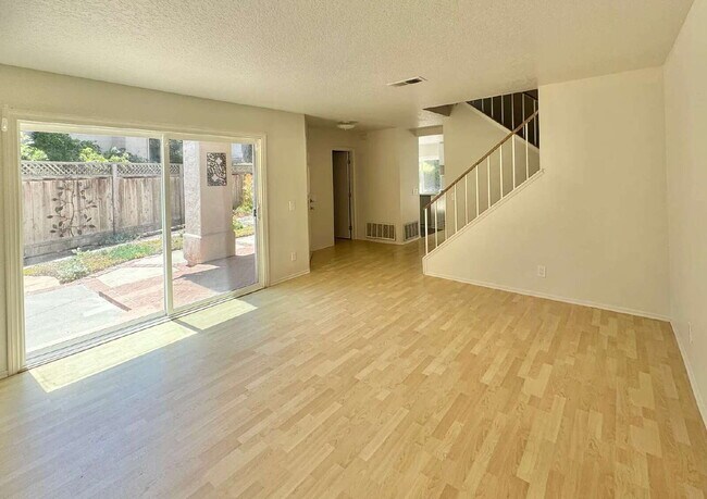 Foto del edificio - $5,000 - 3 Bed / 3 Bath Updated Carmel Valley Home with Exceptional Location