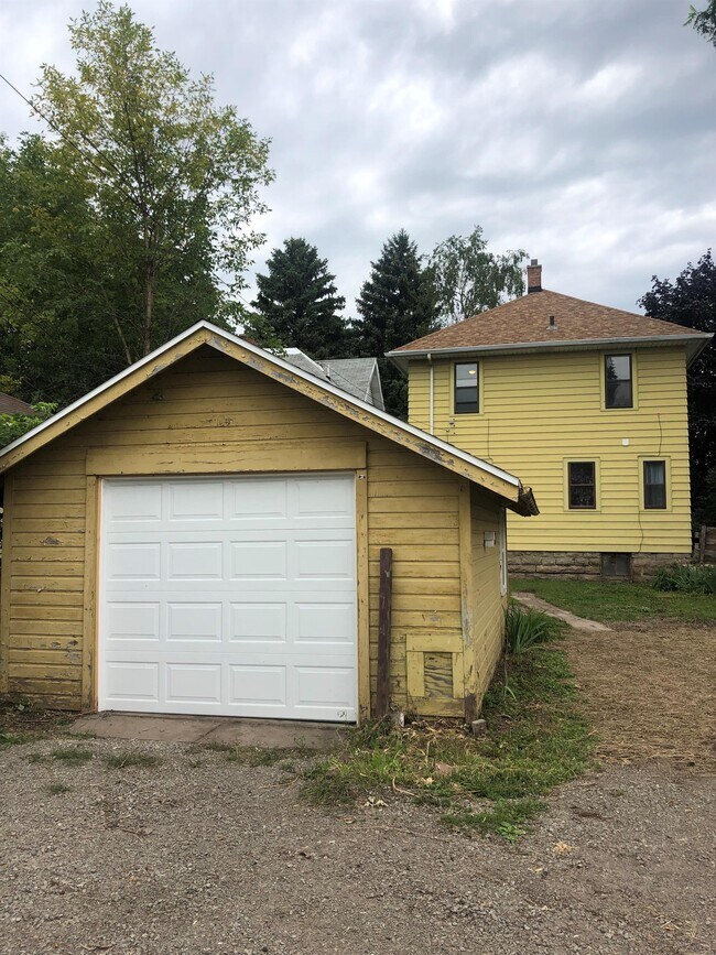 Building Photo - 617 Waugoo Ave