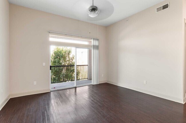 Building Photo - 1755 Cres Plz Dr