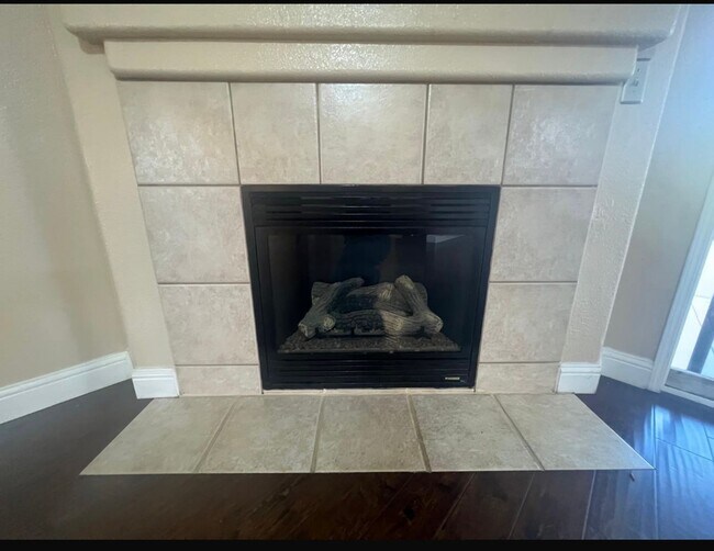Building Photo - Welcome to this charming 3 bedroom, 2 bath...