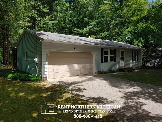 Building Photo - 2 bed home in Interlochen!! SHOWINGS DAILY 9:00AM - 4:30PM