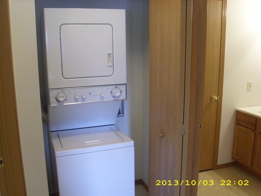 Building Photo - 8 Toms Dr