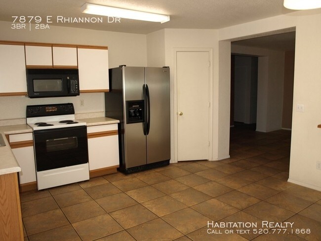 Foto del edificio - 3 Bedroom Home in Pantano Heights w/ Pool