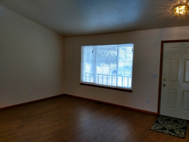 Building Photo - Charming three-bedroom home in Coeur d Alene