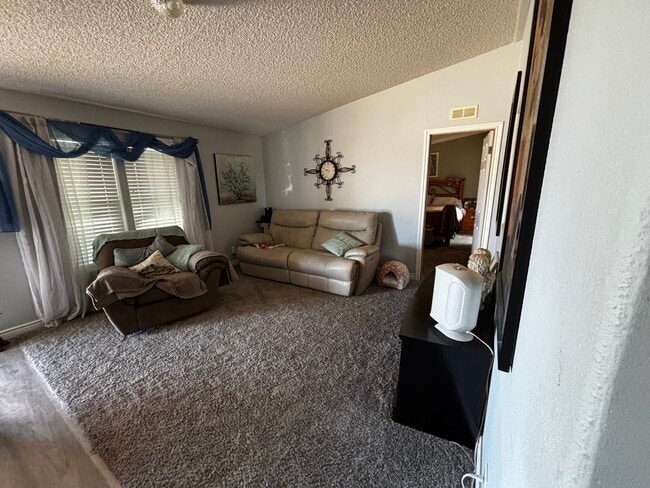 Den - 11026 Redwood Rd