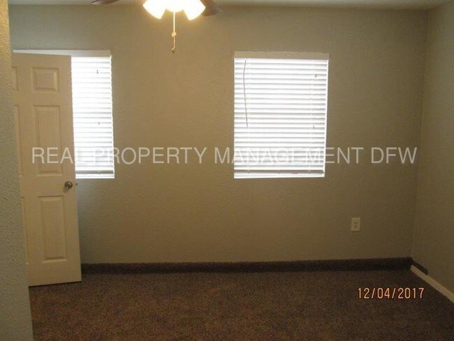 Building Photo - 716 SW Southridge Dr