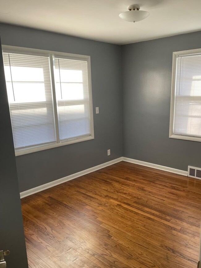 Building Photo - COMING SOON! 3 Bedrooms 1 Bathroom Home wi...