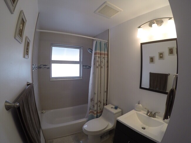 Bathroom - 23 Lycaloma Ave