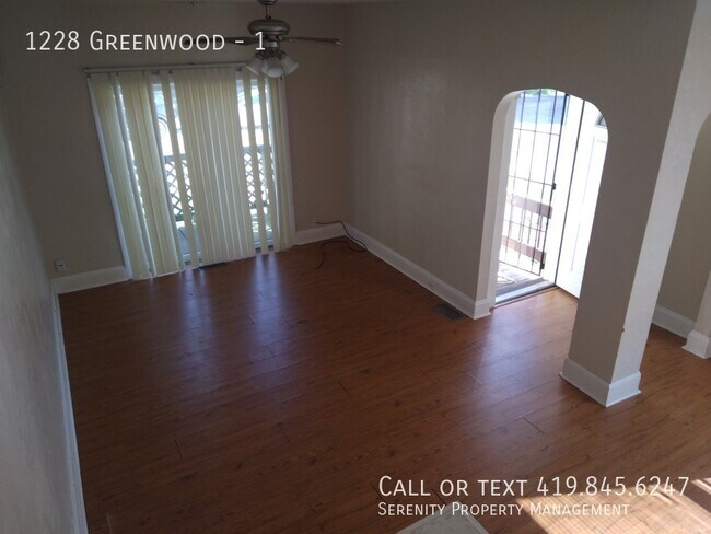 Building Photo - Spacious Three Bedroom Apartment AVAILABLE...