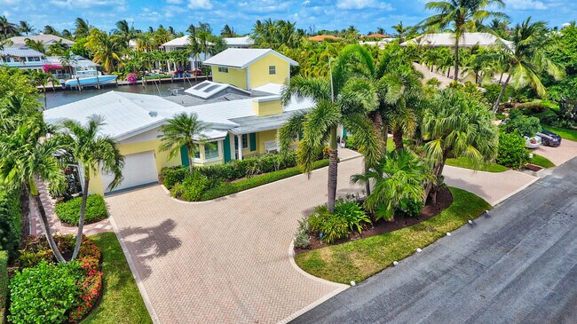 Building Photo - 1117 Beach Dr