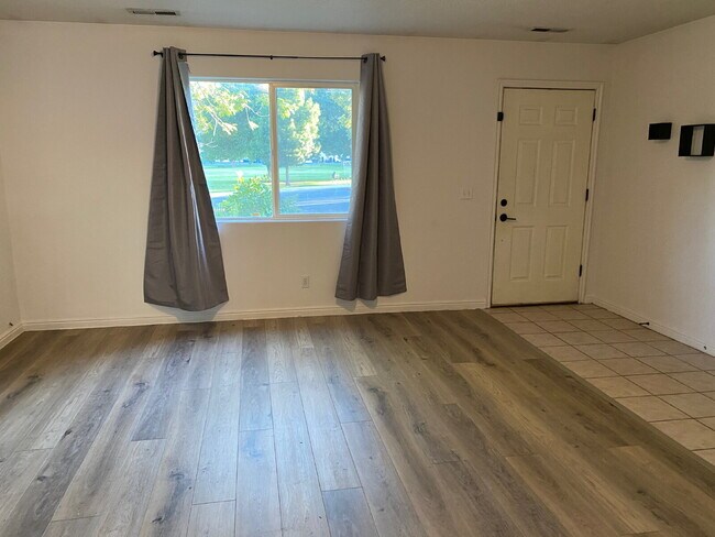 Building Photo - "2-Bedroom Townhouse with 2 Full Baths in the Heart of Saint George - Spacious 1,290 Sq. Ft. Retr...