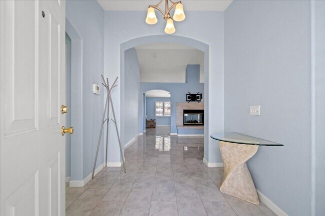 Foto del edificio - Multiple Living Areas 4-Bedroom Retreat with Vaulted Ceilings & No Carpet