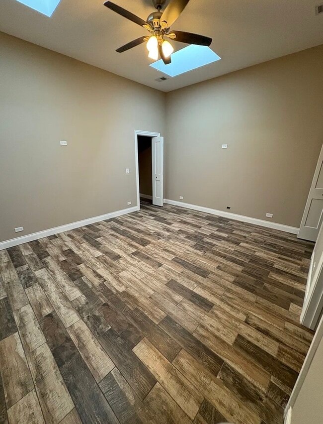 Building Photo - 3301 W Evergreen Ave