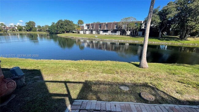 Foto del edificio - 9113 Lime Tree Ln