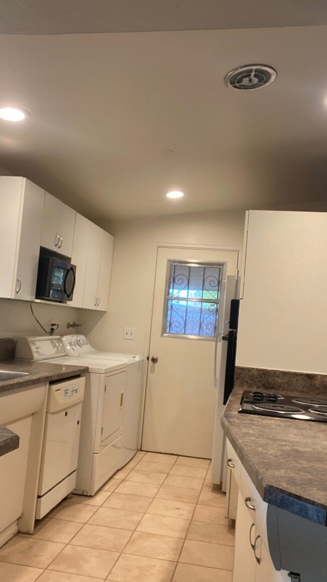 Building Photo - 7021 E Kirkland Dr