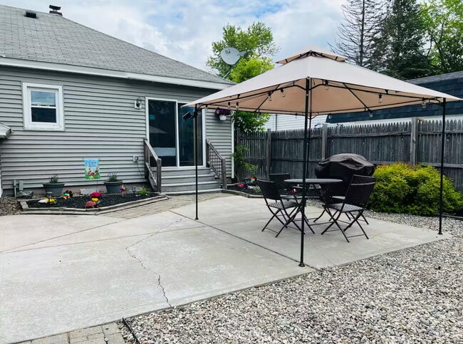 Foto del edificio - Coastal Charm Meets Comfort — Fully Furnished 2-Bedroom Retreat in Biddeford