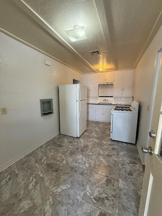 Building Photo - 1 Bed 1 Bath Duplex For Lease!