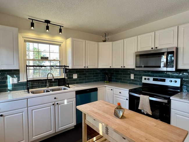 Building Photo - 730 Pineborough Rd