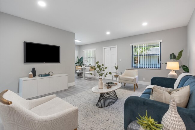 Living and entertaining area - 1350-1400 NE 5th Ter
