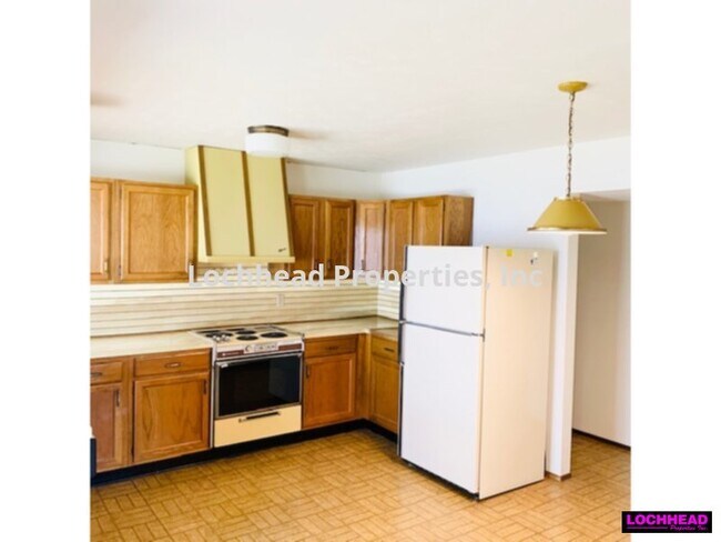 Building Photo - Beutiful Home located in the Oaks Subdivis...