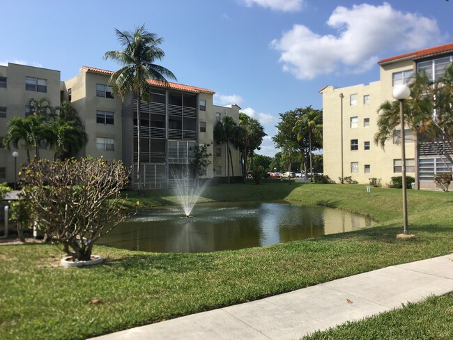 Building exterior - 1800 N Lauderdale Ave