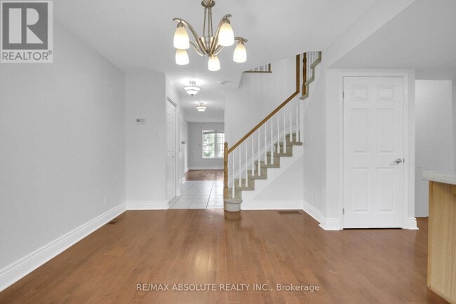 Building Photo - 8 Riverbank Ct