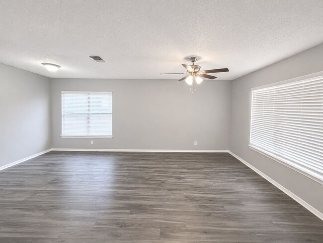 Building Photo - Completely updated Ventura beauty with over 2,000 square feet, TWO living areas, and a downstairs...