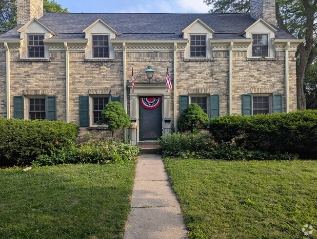 Building Photo - 8727 W Hawthorne Ave