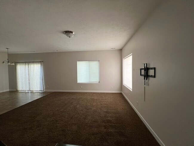 Building Photo - 372 S 790 W