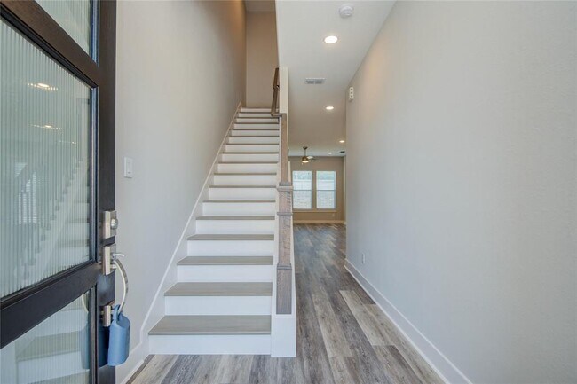 Building Photo - 1202 Kiefer Hill Way