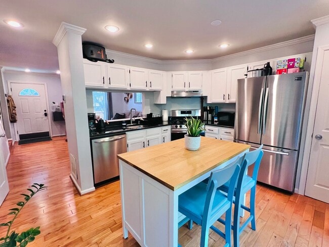 Building Photo - LAKE RIDGE TOWNHOUSE - HANDY TO QUANTICO A...