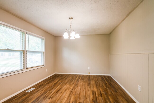 Foto del edificio - 512 W 6th St