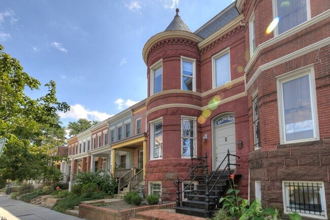 Building Photo - D.C. Dream House!  Classic Architecture, C...