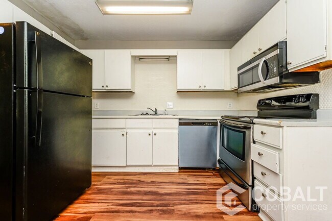 Foto del edificio - 416 Creekview Ct