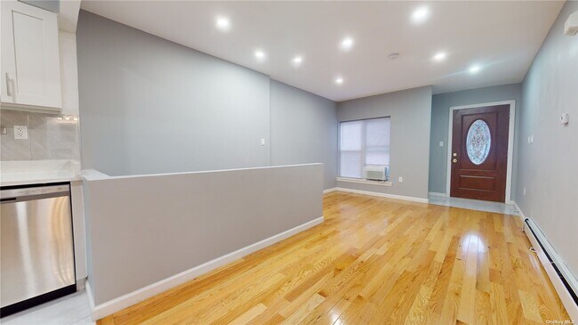 Foto del edificio - 67-12 Exeter St