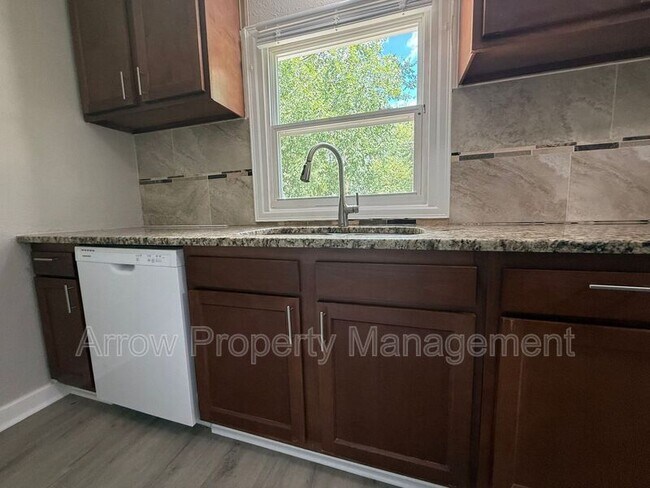 Foto del edificio - 4118 Touzalin Ave