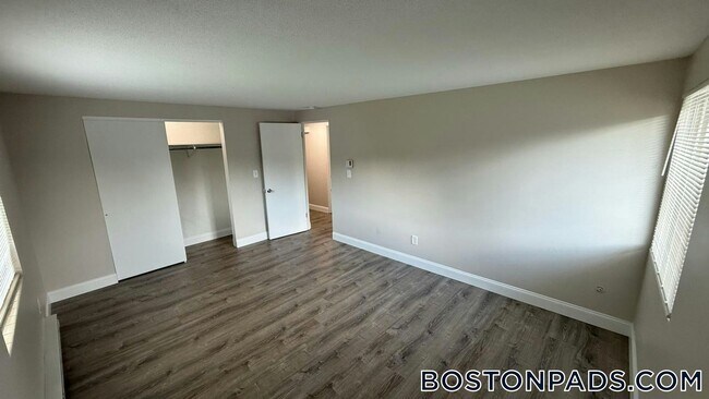 Foto del edificio - 310 Thompson Rd