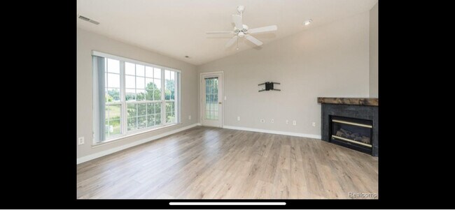 Foto del edificio - 51780 Adler Park Dr W