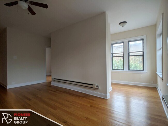 Foto del edificio - 3732 N Pine Grove Ave